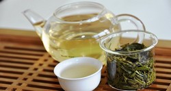 Зеленый чай в чайнике Зеленый чай в чайнике